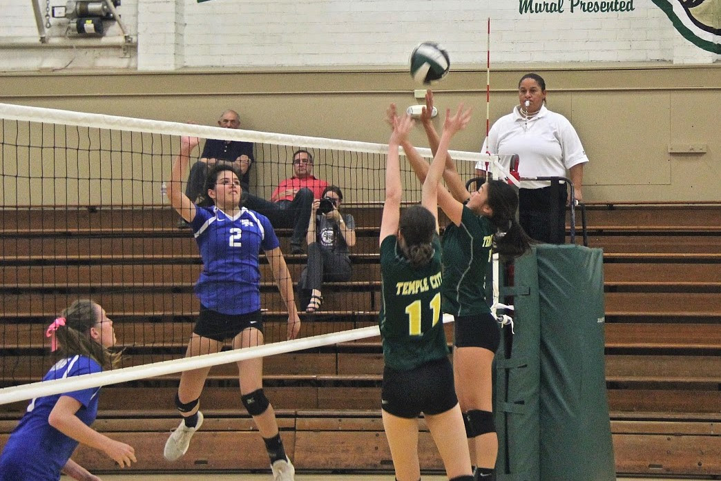 Girls Volleyball maintain positivity through losses